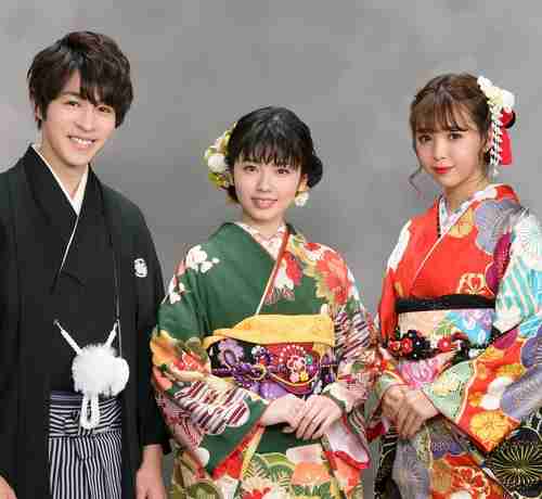 “新成人”小芝風花＆藤田ニコルが振袖姿で抱負