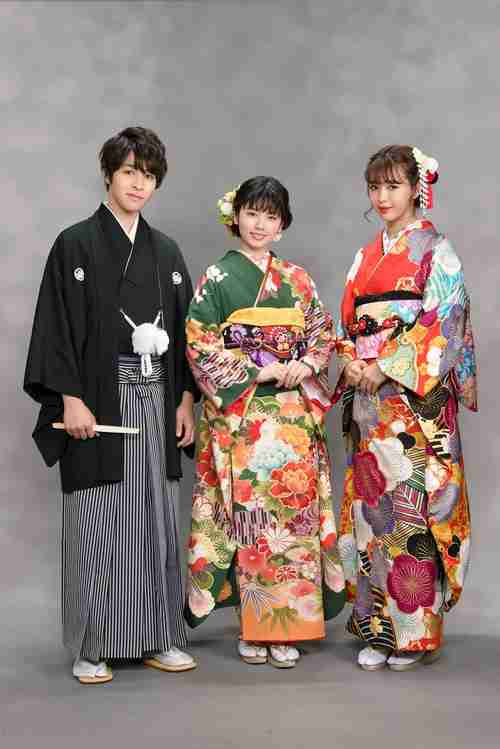 “新成人”小芝風花＆藤田ニコルが振袖姿で抱負