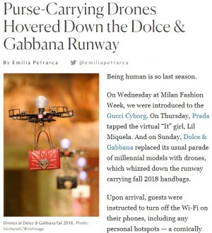 ファッションモデル失業の危機？「D＆G」ショーでドローンがバッグを吊るしランウェイを舞う