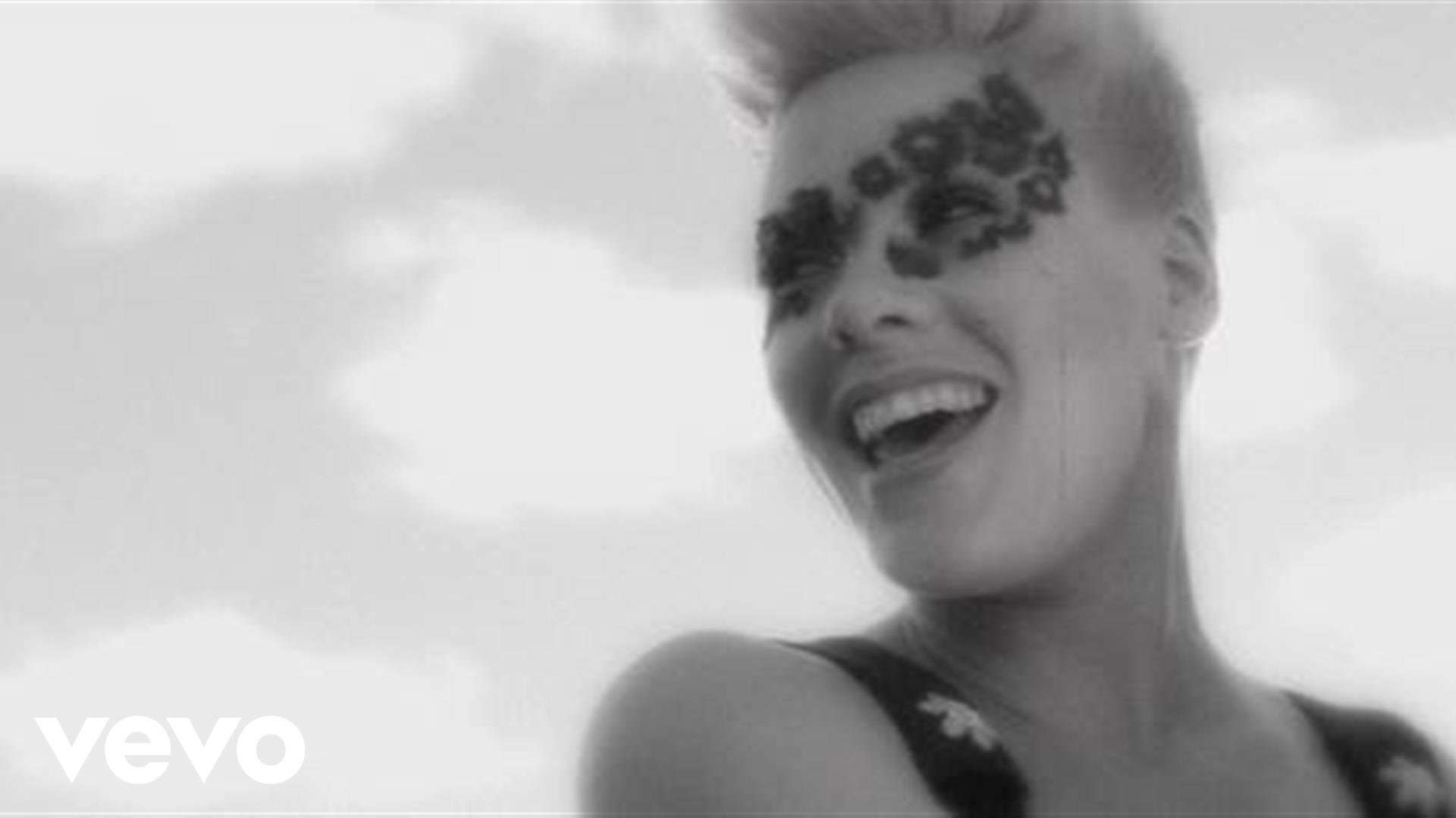 P!nk - Blow Me (One Last Kiss) - YouTube
