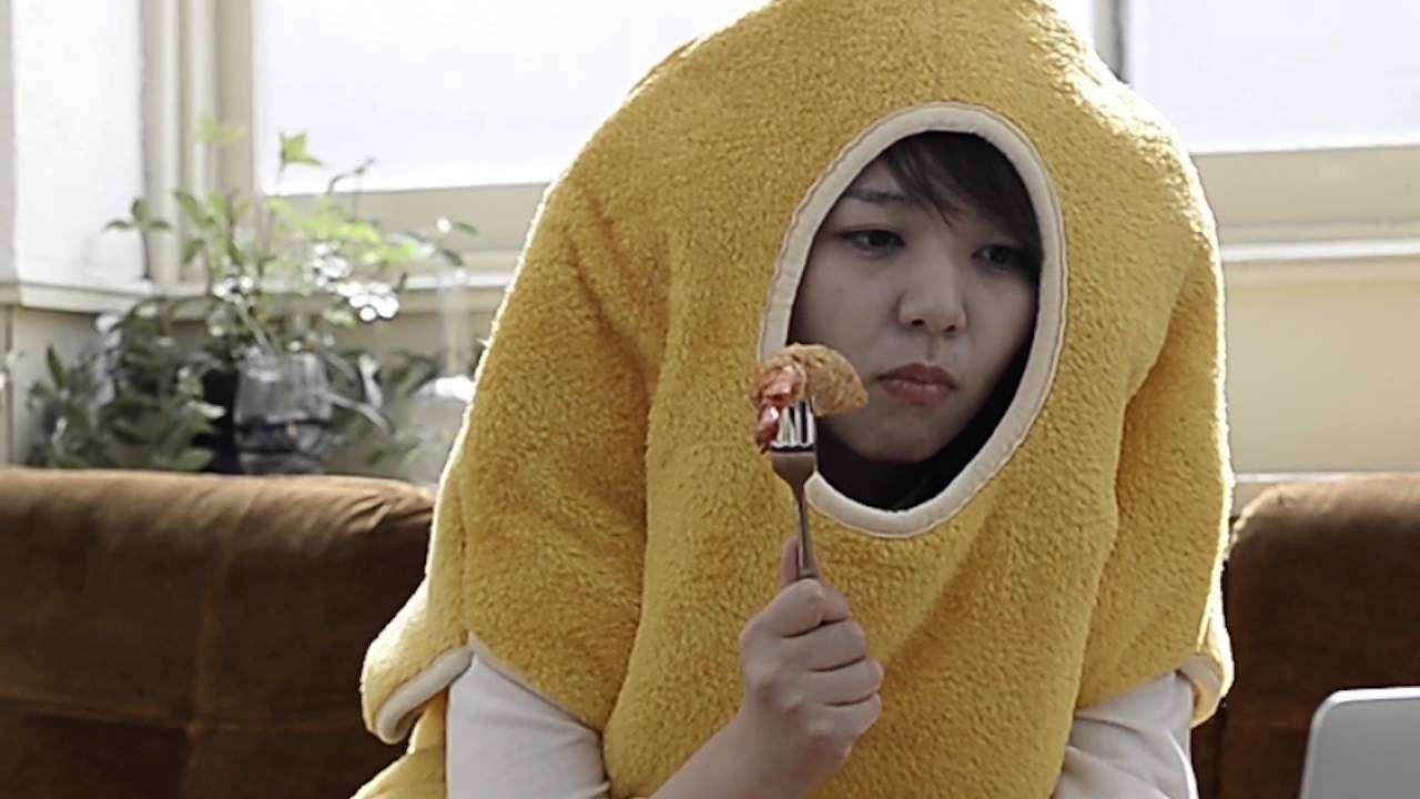 YOU＋MORE！　着るエビフライ寝袋 - YouTube