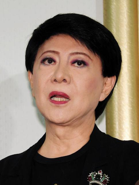 美川憲一が緊急手術　左足骨折で全治2カ月…階段で転倒