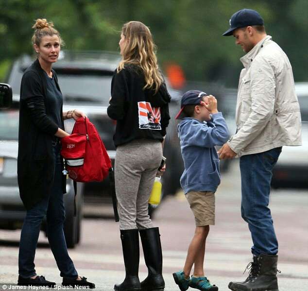 ジゼル・ブンチェンの夫トム・ブレイディ　10歳息子の唇にキスで物議