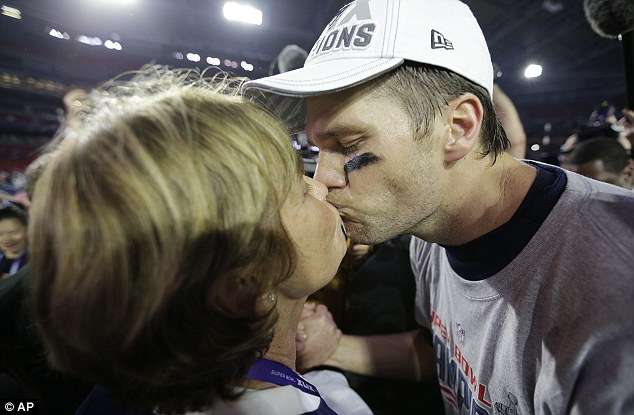 ジゼル・ブンチェンの夫トム・ブレイディ　10歳息子の唇にキスで物議