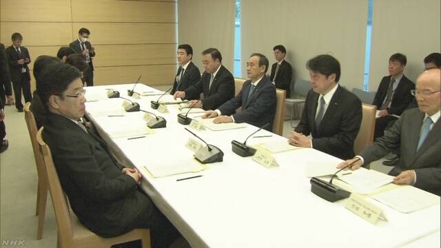 公務員定年 65歳に引き上げを検討へ | NHKニュース