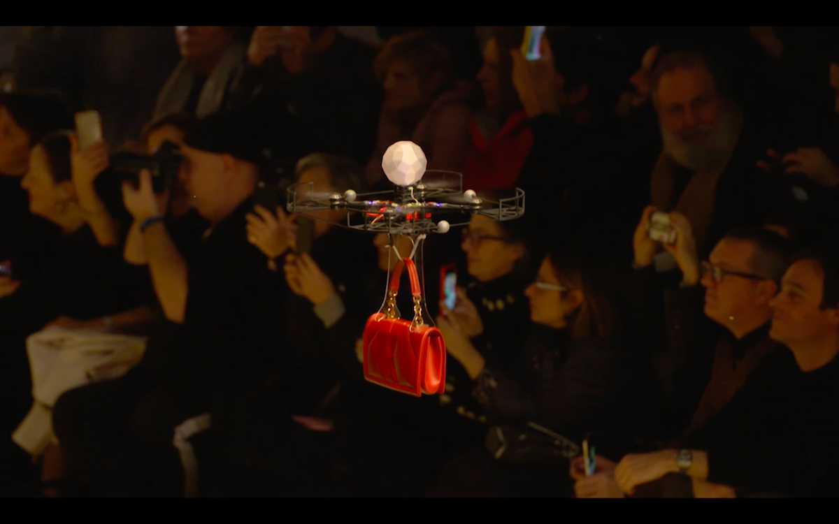 ファッションモデル失業の危機?「D&G」ショーでドローンがバッグを吊るしランウェイを舞う