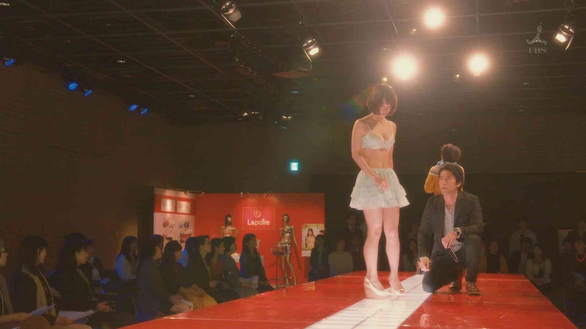 吉岡里帆＆中村アン、仲良し2ショットの背景に“写り込み”「後ろに何かいる」