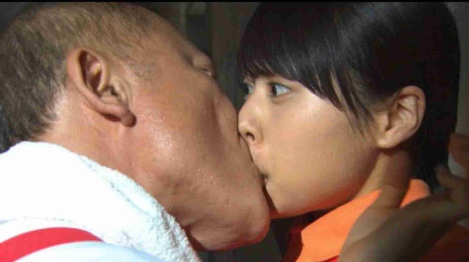 ジゼル・ブンチェンの夫トム・ブレイディ　10歳息子の唇にキスで物議