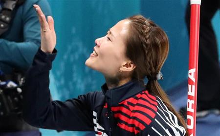 【平昌五輪】日韓戦を制し「眼鏡先輩」は眼鏡を外し投げキッス　カーリング女子・韓国チーム(産経新聞) - goo ニュース
