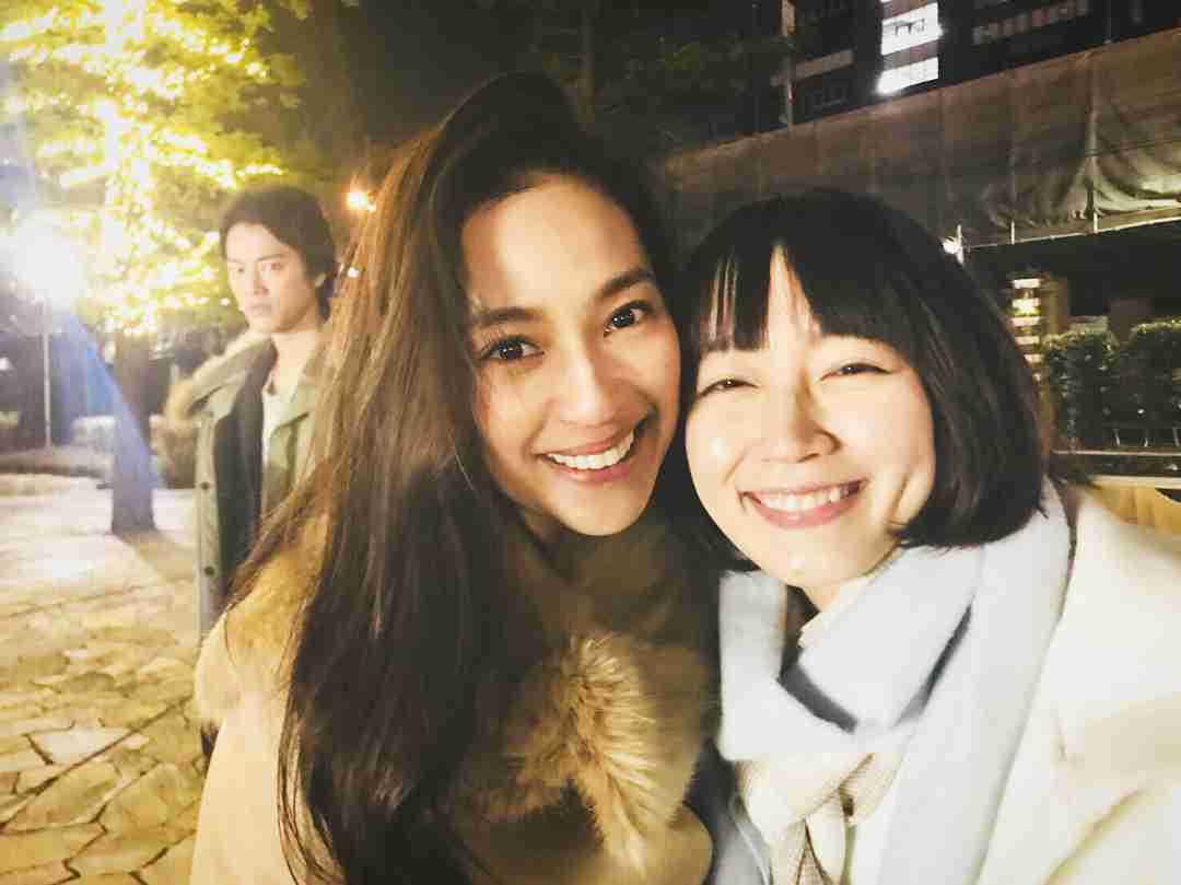 吉岡里帆＆中村アン、仲良し2ショットの背景に“写り込み”「後ろに何かいる」