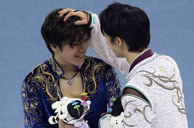 宇野昌磨の頭をなでた羽生結弦「相撲のかわいがりじゃないですよ」 - ライブドアニュース