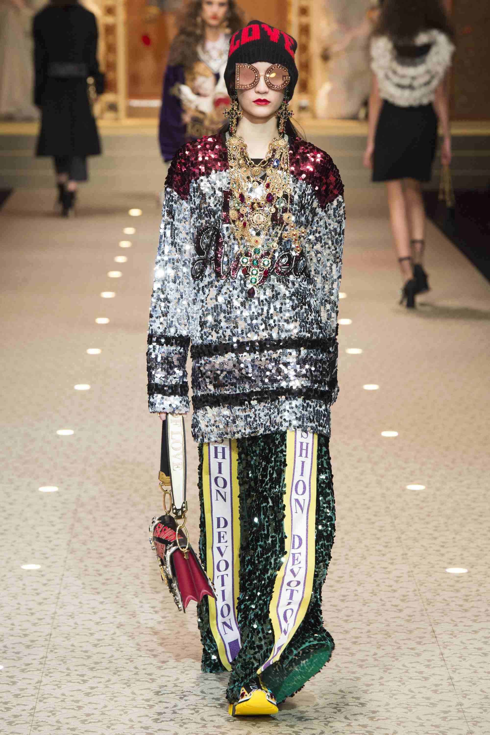 ファッションモデル失業の危機?「D&G」ショーでドローンがバッグを吊るしランウェイを舞う
