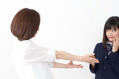 学校で没収された「スマホ」 、休日も返してもらえず使えない…違法では？ - 弁護士ドットコム