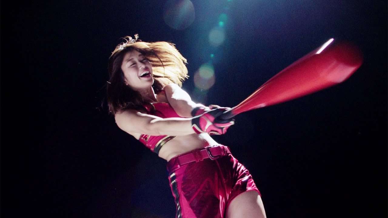 稲村亜美、“神スイング”でたけしを吹っ飛ばす？「ワンダ モーニングショット」新CM公開 - YouTube