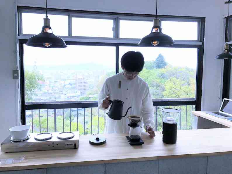 15歳のコーヒー焙煎士・岩野響さんに聞いた「僕が学校をやめて焙煎士になった理由」