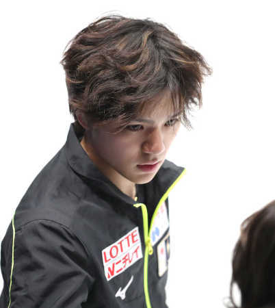 【フィギュア】宇野昌磨　公式練習切り上げ、右足首負傷の可能性　おんぶされバスに…