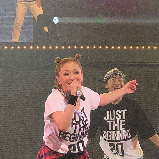 浜崎あゆみ、ミニスカートから美尻チラリ「見えちゃいそう」「超セクシー」と反響