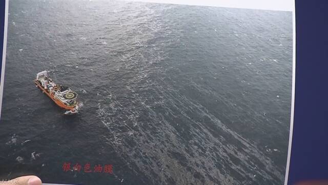 300キロ沖沈没タンカーの油か 海岸に大量漂着 奄美