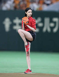 菜々緒、伝統の一戦で始球式!ノーバンならずもまぶしい美脚披露