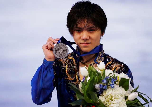 宇野昌磨、右足の痛みに耐え銀メダル「最後まで諦めずに持ちこたえた」 : スポーツ報知