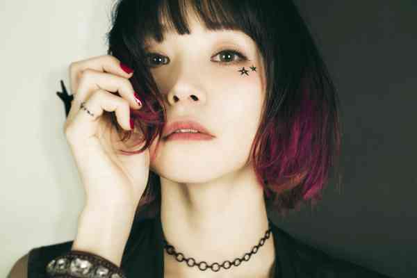 LiSA、初のベストアルバム『LiSA BEST -Day-』＆『LiSA BEST -Way-』の全トラックリストを公開 (2018/04/06) 邦楽ニュース｜音楽情報サイトrockinon.com(ロッキング・オン ドットコム)