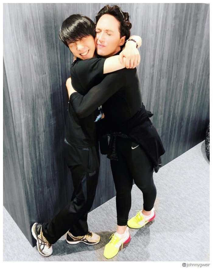 羽生結弦、笑顔全開で密着ハグ 世界中からコメント殺到 - モデルプレス