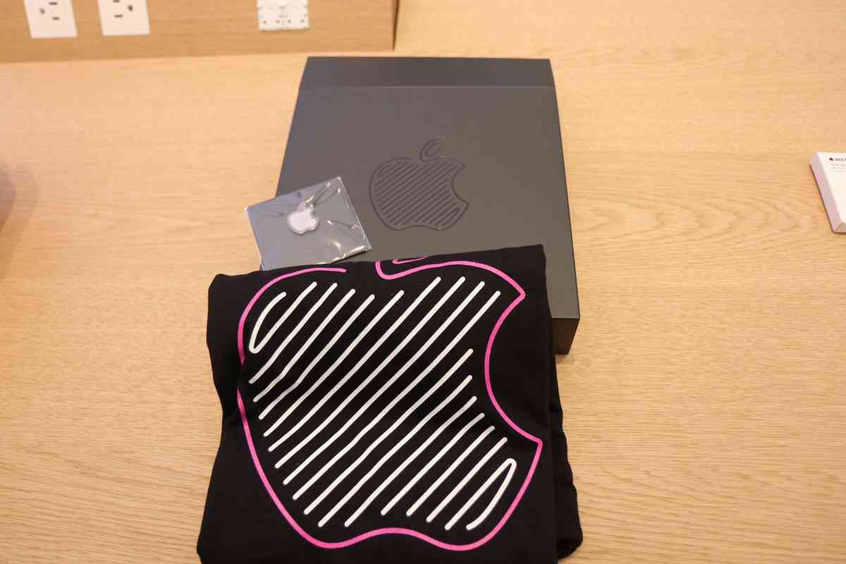 Apple新宿のオープン記念品 早速オークションサイトに多数出品