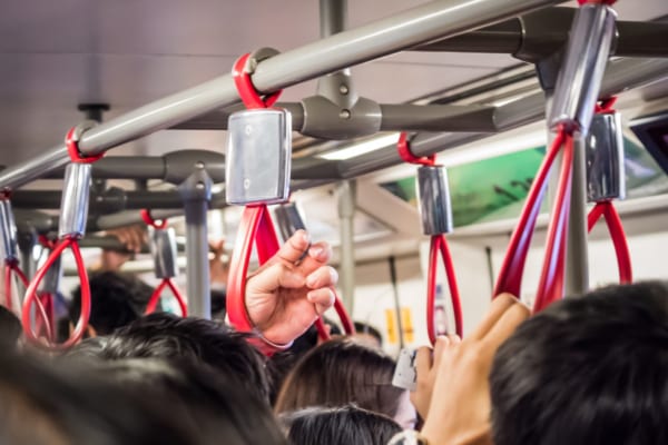 満員電車で「晒し者」　子連れ母の驚愕行動に投稿者への同情相次ぐ