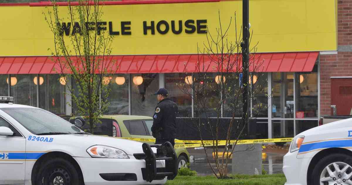 裸にコートの男がレストランで銃乱射、少なくとも4人死亡　容疑者は裸で逃走。