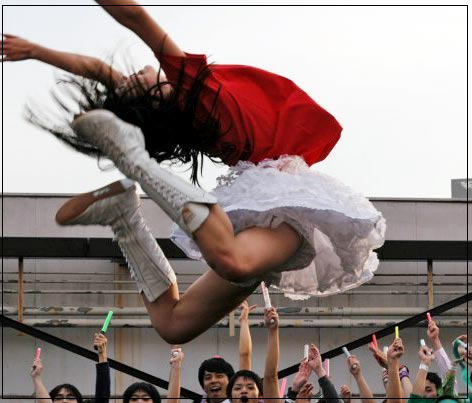 辻希美、ホコ天大興奮でエビ反りジャンプ