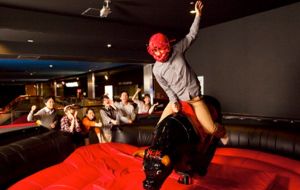 【ワロタｗ】メダリスト宇野昌磨、ラウンド１でノーヘル片手ロデオやりまくり店員に怒られるｗｗｗｗｗｗｗｗｗｗ ｜ もえるあじあ(･∀･)