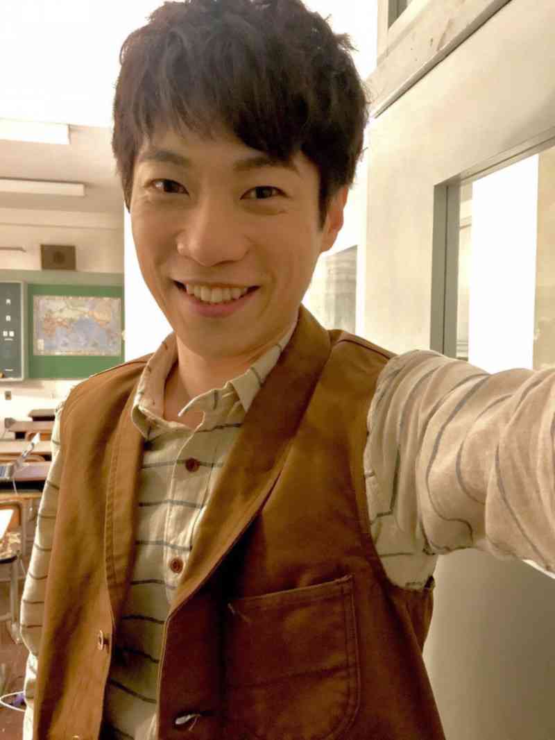横山だいすけが公開した「壁ドン」「胸見せ」ショットが大反響！