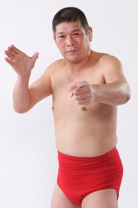 赤い衣装の芸能人