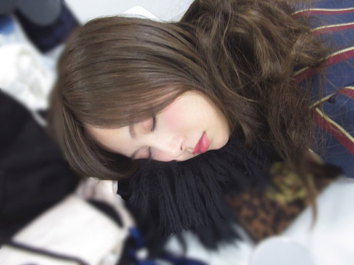 乃木坂46白石麻衣、寝顔が美しすぎる　秋元真夏が撮影＜乃木撮・先行カット＞