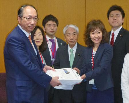 犬や猫の「繁殖業者を免許制に」 浅田美代子さんが環境相に要望