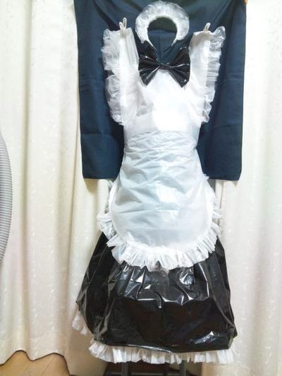 高級ブランド・バレンシアガが100％ポリエチレンのビニールシャツを10万円で販売！　即完売するも客からは批判の声も