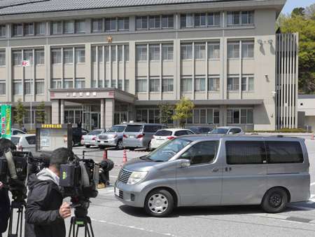 「２人だけの勤務」２度目　警官射殺、逃走中両親と電話（京都新聞） - Yahoo!ニュース