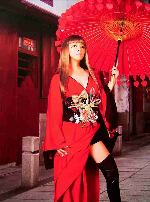 赤い衣装の芸能人