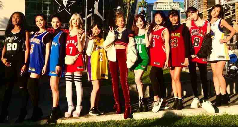 ローラ、圧巻スタイルあらわな水着姿 絶賛続々