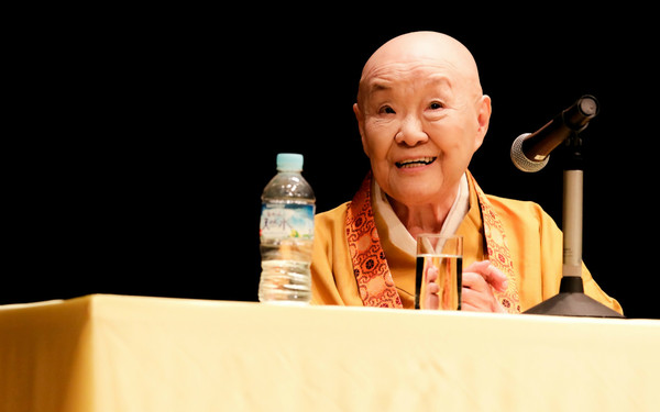 92歳で胆のうがんを患った作家・瀬戸内寂聴「娘ではなく『血のつながらない家族』が身近にいてくれる」(2017年12月4日) - エキサイトニュース(1/12)