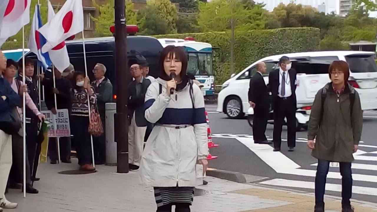 官邸前、梓まりキャスターの演説が泣けます❗ - YouTube