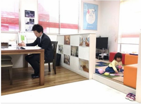 タマホームが「子ども同伴勤務制度」本格導入 実験店舗では賛否