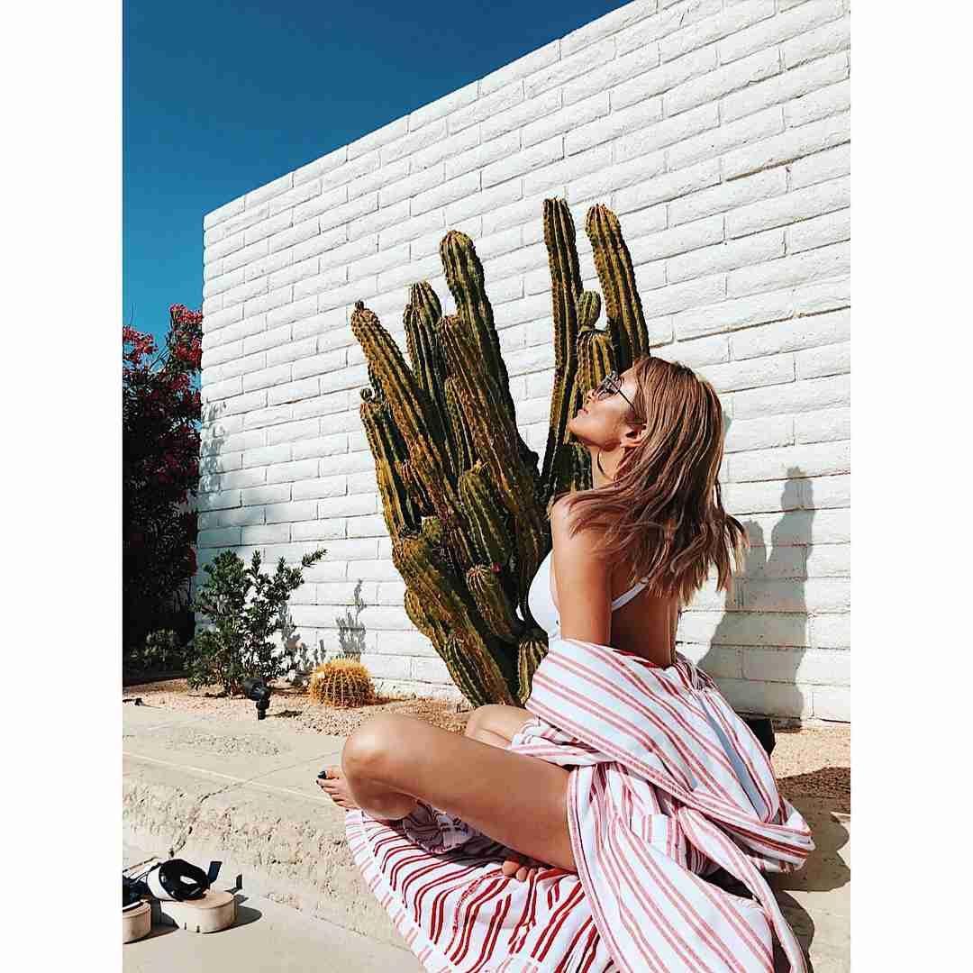 ローラ、圧巻スタイルあらわな水着姿 絶賛続々