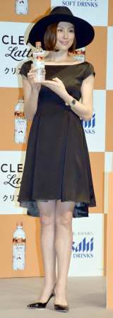 米倉涼子、美背中を大胆に披露