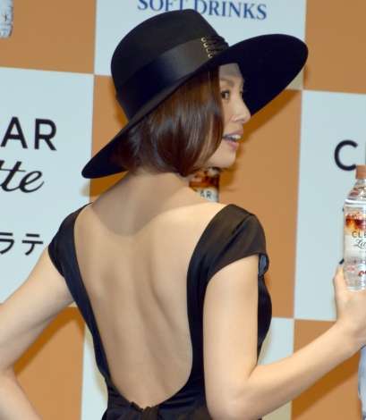米倉涼子、美背中を大胆に披露