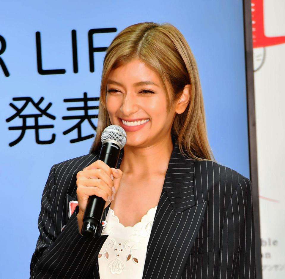  ローラ、事務所移籍騒動は依然として語らず　報道陣質問に両手を合わせ退場