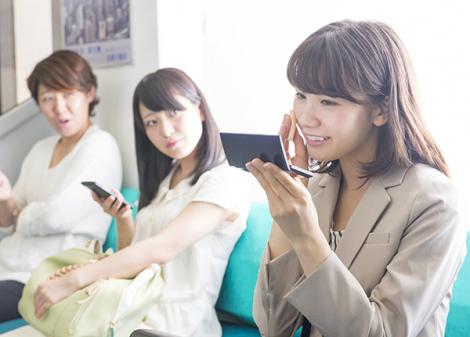 電車で化粧する人の心理を推測して下さい