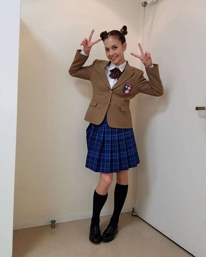 土屋アンナの制服姿に驚きの声「3人産んでそのスタイル！」