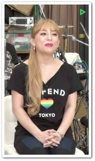 浜崎あゆみ、「可愛すぎる」珍しいメガネ姿の自撮りに絶賛の声が相次ぐ