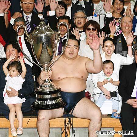 【大相撲夏場所】初連覇の鶴竜　白鵬とダブル帰化へ（東スポWeb） - Yahoo!ニュース